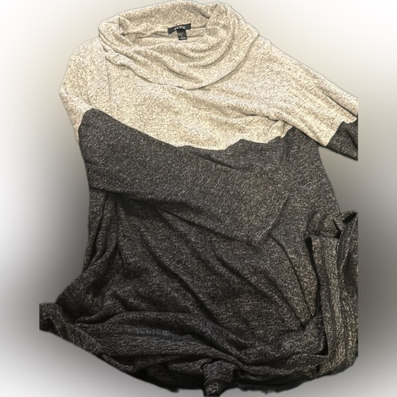 Alyx Gray and Black Women's Sweater - Picture 4 of 6